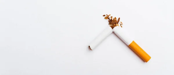 世界无烟日的5月31日 关闭白色背景上带有横幅复制空间的破烟盒或禁烟标志 并警告肺健康概念 — 图库照片