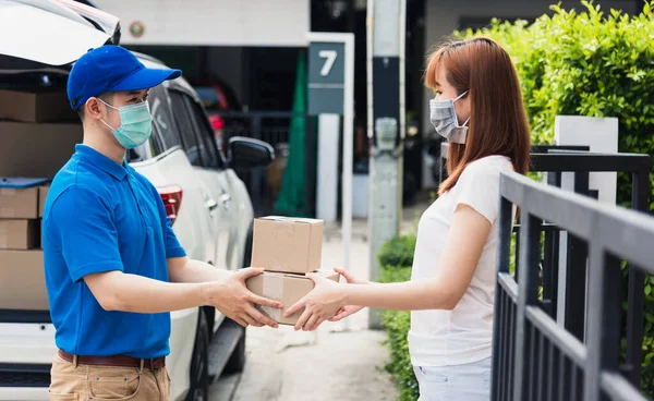 Asiatische Junge Zusteller Mann Kurier Online Einkauf Geben Paket Briefkasten — Stockfoto