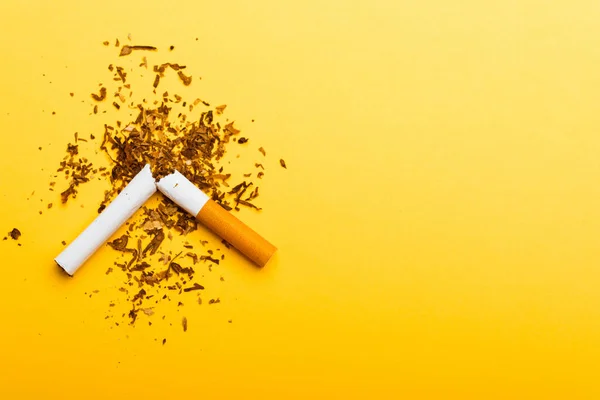 世界无烟日的5月31日 禁止吸烟 关闭黄色背景的破烟盒或烟道 并警告肺健康概念 — 图库照片