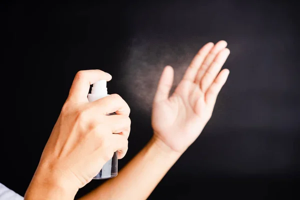 Closeup Mão Asiática Jovem Aplicando Bomba Pulverização Desinfetante Álcool Desinfetante — Fotografia de Stock