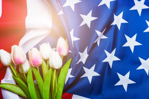 Anma Günü 'nüz kutlu olsun. Hatırlayın, daha önce ama şimdi nadiren Dekorasyon Günü, Amerikan bayrağı ve siyah arka planda bir lale çiçeği olarak anılır. Amerika' da federal bir bayram.