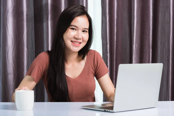 Trabalho Casa Sorrindo Feliz Negócio Asiático Jovem Bela Mulher Sentada — Fotografia de Stock