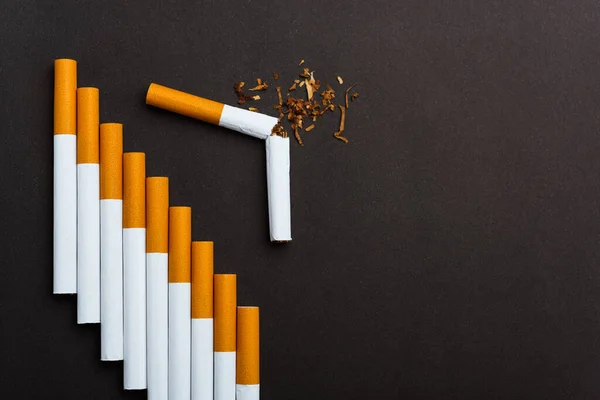 世界无烟日 五月三十一日 在黑色背景的楼梯上堆上香烟或烟草 并提供复本空间 减少吸烟运动及肺健康警告概念 — 图库照片
