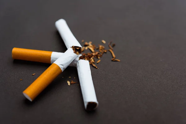 世界无烟日的5月31日 禁止吸烟 关闭黑色背景上带有复制空间的破烟盒或禁烟标志 并警告肺健康概念 — 图库照片