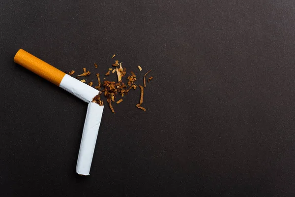 世界无烟日的5月31日 禁止吸烟 关闭黑色背景上带有复制空间的破烟盒或禁烟标志 并警告肺健康概念 — 图库照片