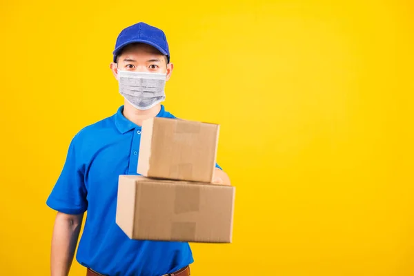 Frente Asia Joven Trabajador Reparto Hombre Azul Camiseta Gorra Uniforme —  Fotos de Stock