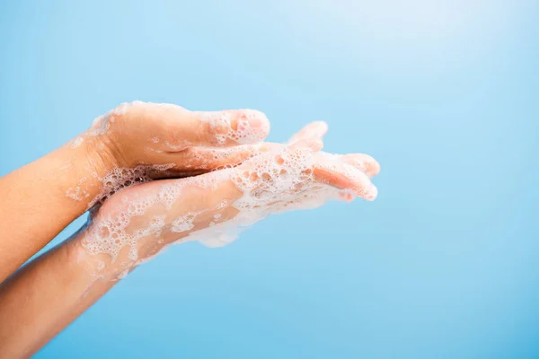 Close Lichaamsverzorging Aziatische Jonge Vrouw Wassen Handen Met Zeep Hebben — Stockfoto