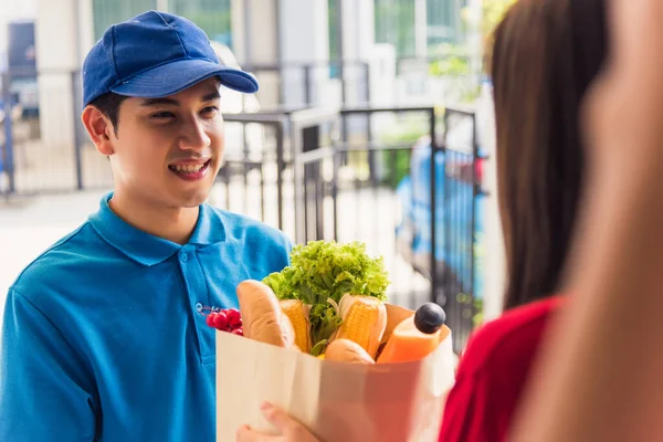 Asiatique Jeune Livreur Uniforme Faisant Épicerie Service Rapide Donnant Nourriture — Photo