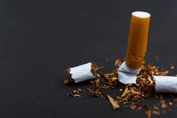 世界无烟日的5月31日 禁止吸烟 关闭黑色背景下的破烟盒 并警告肺健康概念 — 图库照片