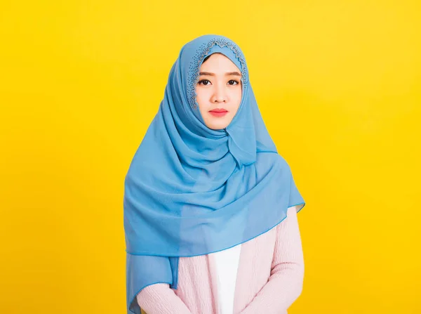 アジアのイスラム教徒アラブ 幸せな美しい若い女性の肖像宗教的な摩耗ベールヒジャーブ笑顔スタジオショット隔離されました コピースペースと黄色の背景 肌の顔を閉じます — ストック写真