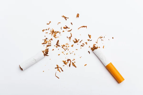 世界无烟日的5月31日 禁止吸烟 关闭白色背景上带有复制空间的破烟盒或禁烟标志 并警告肺健康概念 — 图库照片