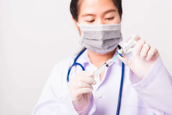 Primo Piano Donna Medico Infermiere Scienziato Uniforme Indossando Maschera Protettiva — Foto Stock