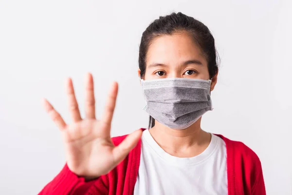 赤いシャツと顔のマスクを身に着けているアジアの大人の女性は コロナウイルスやCovid 19ウイルスやフィルターダストに対する保護 大気汚染彼女は手を上げるまたはサインを停止するには 隔離された白い背景 — ストック写真