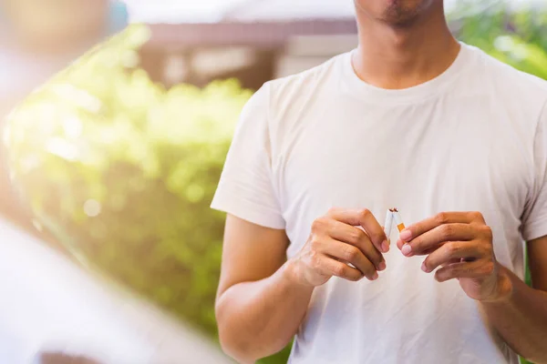 Maggio Della Giornata Mondiale Del Tabacco Uomo Fumatore Asiatico Usa — Foto Stock