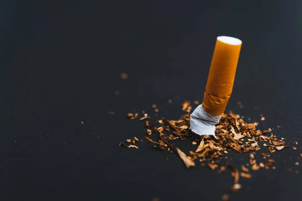 世界无烟日的5月31日 禁止吸烟 关闭黑色背景下的破烟盒 并警告肺健康概念 — 图库照片