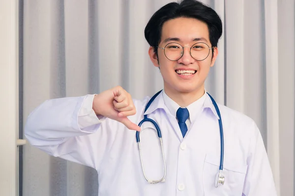 Portrait Nahaufnahme Von Happy Asian Young Doktor Gutaussehender Mann Lächelt — Stockfoto