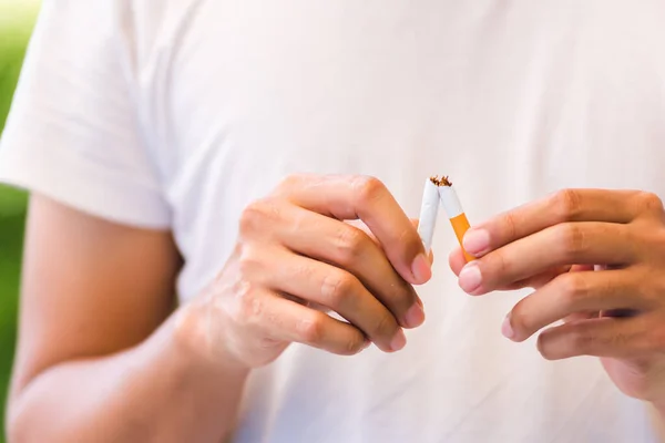 Mai Des Weltnichtrauchertages Asiatischer Raucher Benutzt Hände Die Zigaretten Auf — Stockfoto