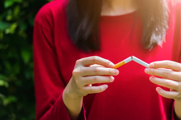 Mai Zum Weltnichtrauchertag Asiatische Raucherinnen Benutzen Hände Die Zigaretten Aufbrechen — Stockfoto