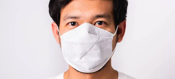 閉鎖アジアのハンサムな男を身に着けています外科衛生保護布顔マスクに対してコロナウイルス スタジオショット隔離された白い背景 Covid 19医学の概念 — ストック写真