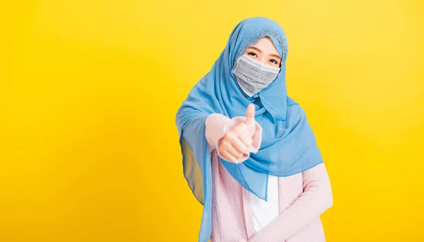 アジアのイスラム教徒アラブ 幸せな美しい若い女性の肖像宗教的な摩耗ベールヒジャーブ笑顔彼女ショー指親指アップのために良い兆候 スタジオショット隔離された黄色の背景とともにコピースペース — ストック写真