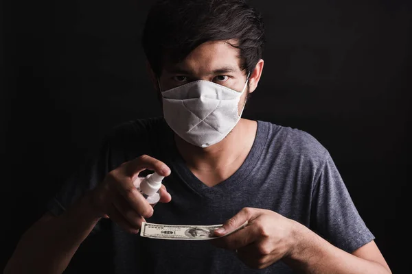 Hombre Cerca Con Mascarilla Protectora Aplicando Aerosol Desinfectante 100 Dólares —  Fotos de Stock