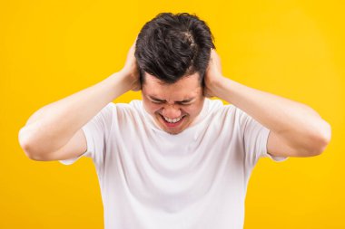 Aaian yakışıklı genç adam beyaz tişört giyiyordu. Kulaklarını elleriyle kapadı ve bağırdı. Ağızdan bağırdı.