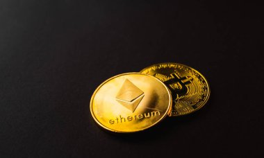 Siyah zemin, engelleme zinciri ve para kripto para birimi (kripto para birimi) kavramında altın ether sikkeleri veya Ethereum ağ değişimi