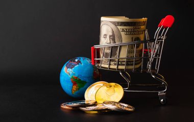 Altın ether sikkeleri veya Ethereum ağ takası ile alışveriş arabası ve el arabasında 100 dolar, elektronik para dünyası, engelleme zinciri ve para kripto para birimi (kripto para birimi) kavramı