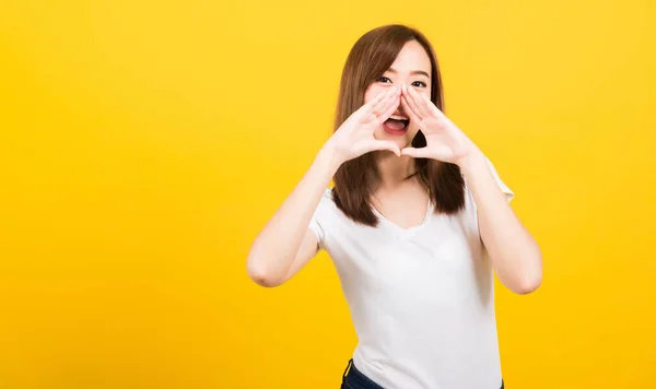 Asiático Feliz Retrato Bonito Bonito Jovem Mulher Grande Grito Com — Fotografia de Stock