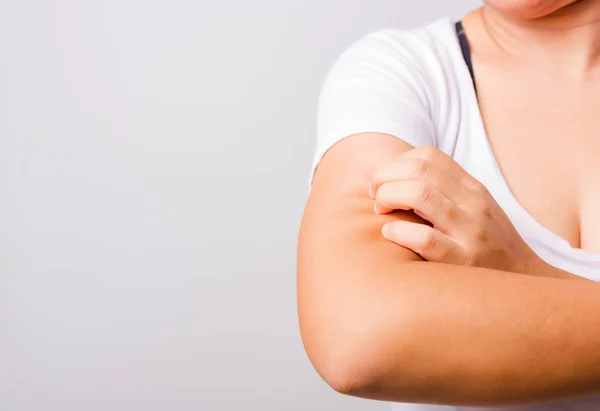 Aziatisch Mooi Vrouw Jeuk Haar Met Behulp Van Hand Krassen — Stockfoto