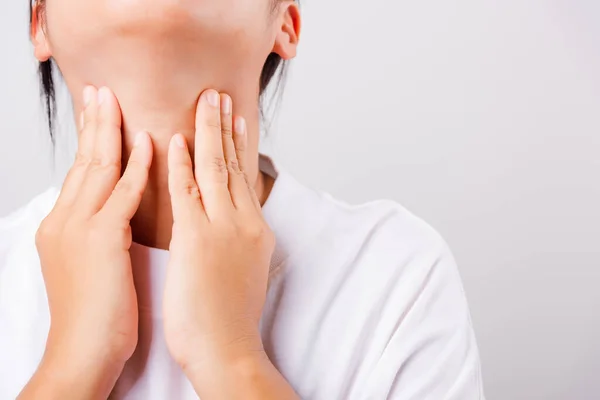 Aziatisch Mooi Vrouw Pijnlijke Keel Schildklier Probleem Haar Met Behulp — Stockfoto