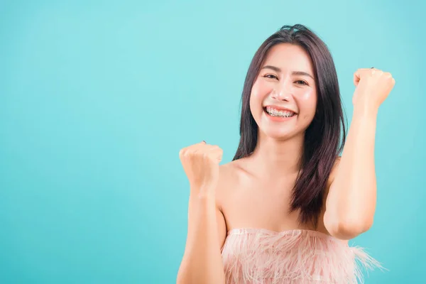 Cara Sonriente Mujer Hermosa Asiática Éxito Celebrando Mirando Cámara Sobre —  Fotos de Stock