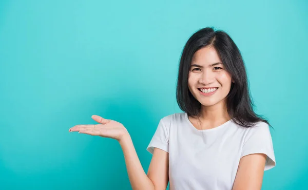 Retrato Asiático Hermosa Joven Mujer Pie Usar Camiseta Ella Mostrando — Foto de Stock