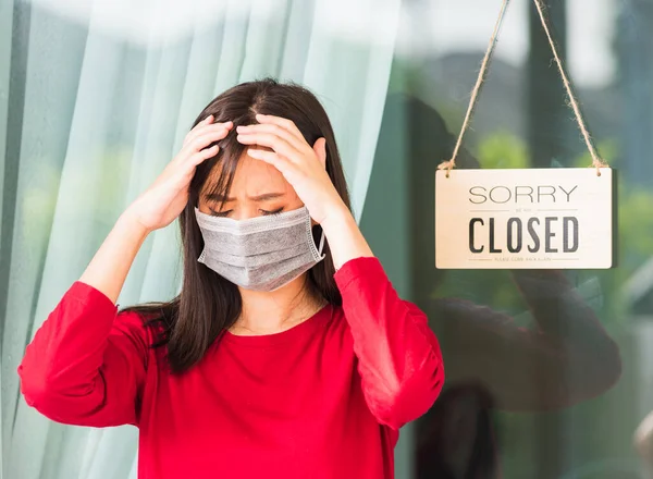 Aziatisch Jong Vrouw Dragen Gezichtsmasker Beschermen Verdrietig Bericht Bord Hout — Stockfoto