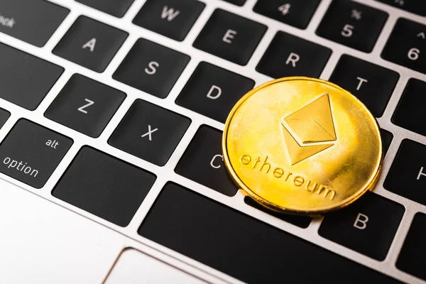 Золоті Монети Ефіру Або Мережевий Обмін Ethereum Клавіатурі Ноутбука Електронного — стокове фото