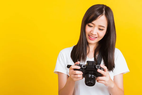 Portret Van Gelukkige Aziatische Mooie Jonge Vrouw Fotograaf Recenseren Foto — Stockfoto