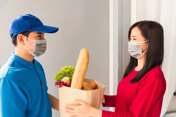 Asiático Jovem Homem Entrega Uniforme Usar Máscara Protetora Ele Fazendo — Fotografia de Stock