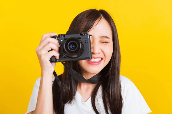 Portret Van Gelukkige Aziatische Mooie Jonge Vrouw Fotograaf Glimlach Nemen — Stockfoto