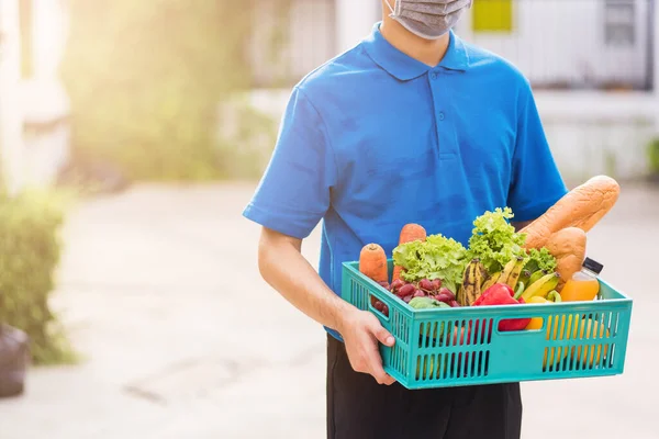 Ασιατικό Μπακάλικο Delivery Man Φορώντας Μπλε Στολή Και Μάσκα Προσώπου — Φωτογραφία Αρχείου