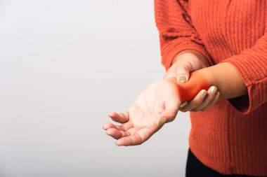 Asyalı bir kadının elini kapat. Akut ağrısını el bileğinde tutuyor. Stüdyo çekimi beyaz arka planda izole edilmiş, sağlık sigortası eklem iltihabı vücut bakımı semptomu.