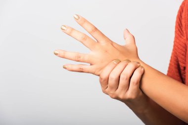 Asyalı bir kadının elini kapat. Akut ağrısını el bileğinde tutuyor. Stüdyo çekimi beyaz arka planda izole edilmiş, sağlık sigortası eklem iltihabı vücut bakımı semptomu.