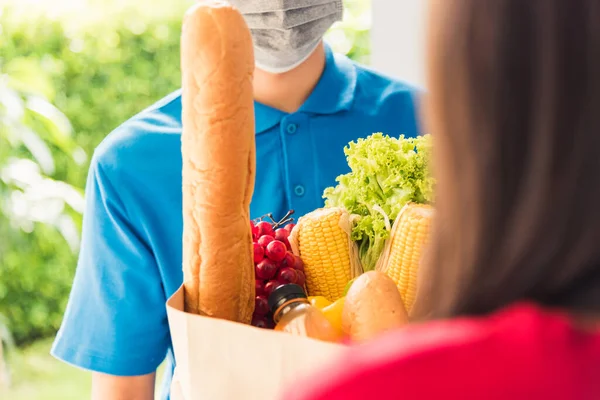 Asiatische Junge Liefermann Uniform Tragen Schutzmaske Macht Lebensmittelgeschäft Service Geben — Stockfoto