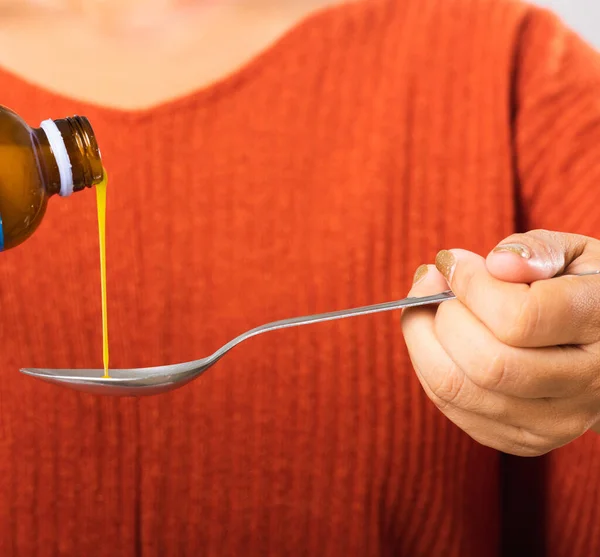 Close Hand Asian Mother Woman Pouring Liquid Medication Antipyretic Syrup — ストック写真