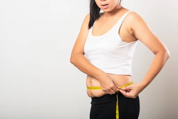 Asiática Madre Mujer Uso Sección Posparto Cicatriz Medición Cintura Estiramiento — Foto de Stock
