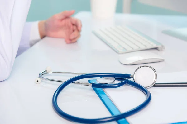 Médico Está Trabalhar Secretária Fechar Estetoscópio Mão Homem Médico Chamada — Fotografia de Stock