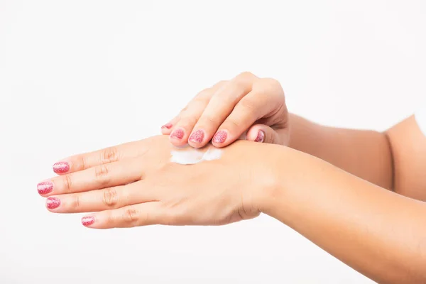 年轻的亚洲女子在手掌皮肤手后涂上乳液 化妆品 润肤霜 工作室拍摄白色背景 医疗保健 医疗及卫生肌肤护理概念 — 图库照片