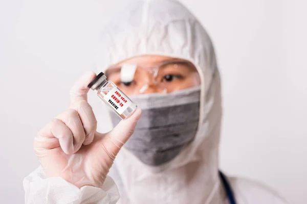 Mulher Asiática Médica Enfermeira Uniforme Ppe Luvas Usando Máscara Protetora — Fotografia de Stock