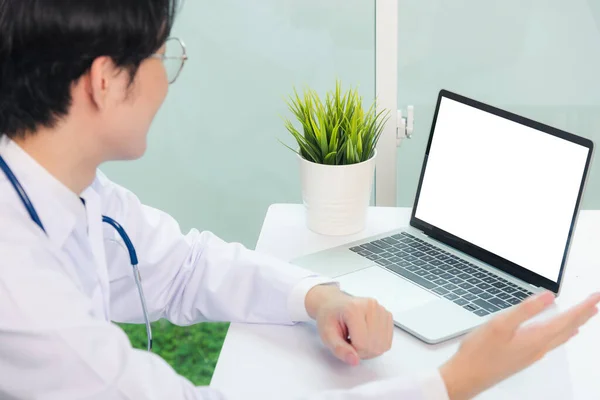 Asiático Jovem Bonito Médico Homem Vestindo Vestido Médico Estetoscópio Vídeo — Fotografia de Stock