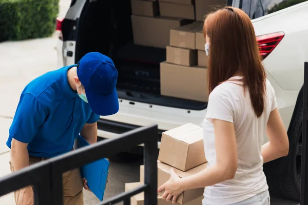 Asiatische Junge Liefermann Kopf Herum Respekt Für Danke Frau Kundendienst — Stockfoto