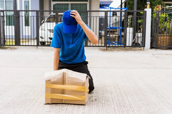 Asiático Jovem Homem Entrega Uniforme Azul Ele Emocional Caindo Correio — Fotografia de Stock